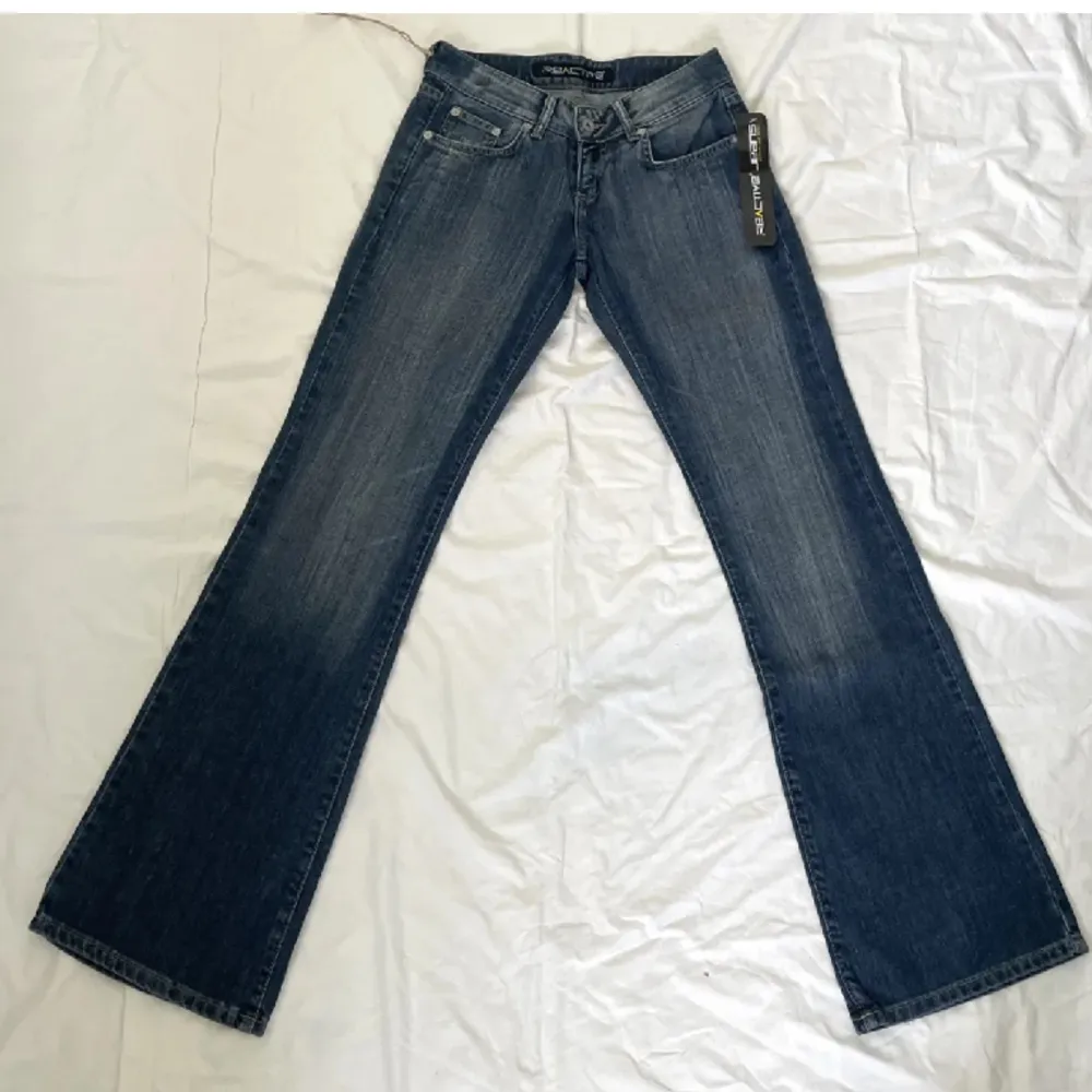 Midja: 70 cm, innebenslängd 82, lappen finns ej kvar! 🫶. Jeans & Byxor.