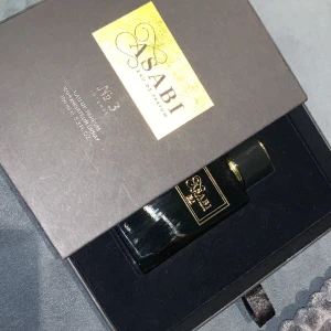 Parfym - Använd 2 gånger den är helt full och funkar för båda könen och jg völjer att sälja den oågrund av att jag inte anvönder den och vill inte att den bara ska ligga på hyllan. Kontakta om ni önskar mer information 