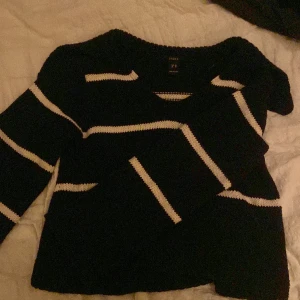 Stickad tröja - Jättefin stickad tröja i nyskick. Slitsar i armen och på sidorna. Priset kan alltid diskuteras.💕
