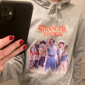 en grå mysig stranger things hoodie. ser helt ny ut! storlek M, men skulle säga att den även funkar som S. pris går alltid att diskutera! 