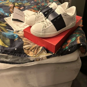 Valentino skor - Säljer ett par väldigt fräscha valentino skor i nyskick, strl 41/42. Köpta på NK för någon månad sedan. Allt og finns! Ny pris ligger på 6000, mitt pris 2900! Vid frågor är det bara att höra av sig!