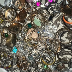 Smyckes-bundle  - Har lite smycken jag bara vill bli av med!! Ringar, örhängen & lite halsband finns med men vet knappt själv vad🤗 vill som sagt bara bli av med det. Olika storlekar & blandat guld/silver. Finns 1 påse kvar, 50kr styck😊