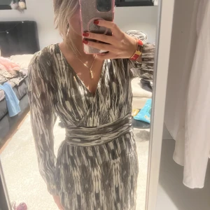 Sofie schnoor klänning  - Säljer min helt nya Sofie Schnoor klänning med lappen kvar!  I stil XS men passar även S, nypris 1499💞