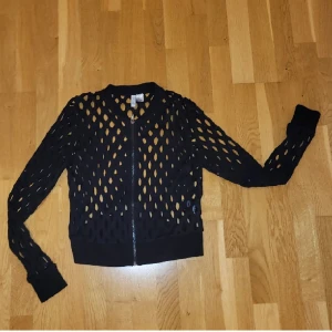 Kofta - Ihålig kofta från H&M i storlek XS. Nyskick. Passar perfekt nu till nyår! Kan fraktas men köparen står för frakten 💕