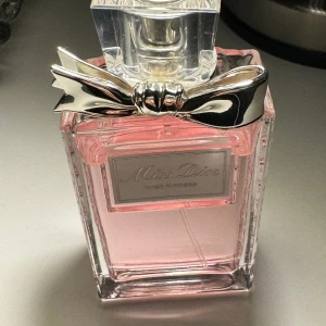 Miss dior Miss Dior Rose N'Roses EdT 50 ml - Miss dior parfym 50 ml ca 90%kvar Pris kan diskuteras vid snabbaffär, hinner endast posta IDAG