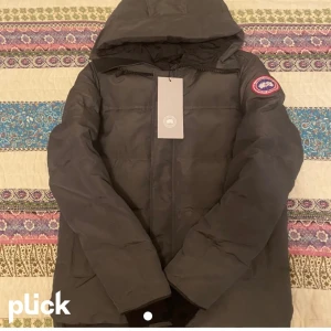 Canada goose jacka - Inga hål helt ny, har inte kvitto därför säljer jag billigt:)