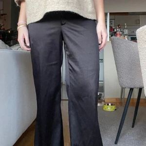 Satin byxor  - Superfina satinbyxor, fint skick tyvärr lite för små för mig. Lågmidjade 