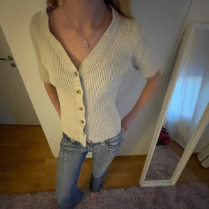 Söt kofta  - Beige kofta, fin öppen och stängd! 