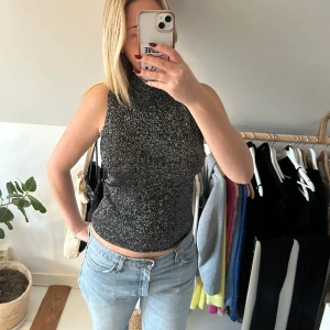 Glitter topp  - Grå/svart glittertopp strl S