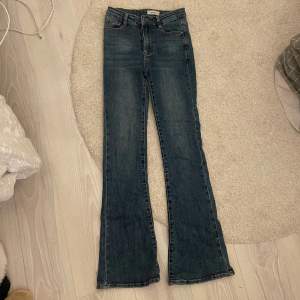 Mörkblå bootcut/ flare jeans storlek 34. Sitter jättebra, sparsamt använda. Bra skick 