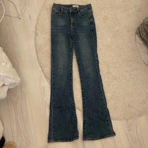 Flare jeans - Mörkblå bootcut/ flare jeans storlek 34. Sitter jättebra, sparsamt använda. Bra skick 