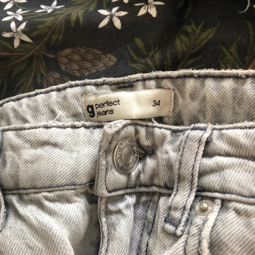 Ljusgråa jeans från Gina Tricot i storlek 34. Jeans & Byxor.