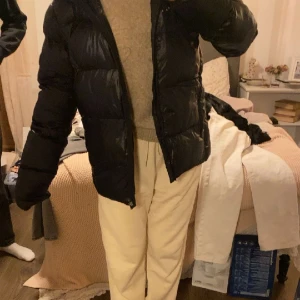 Jacka  - En tjock och varm vinterjacka som aldrig använts i storlek M! 💗