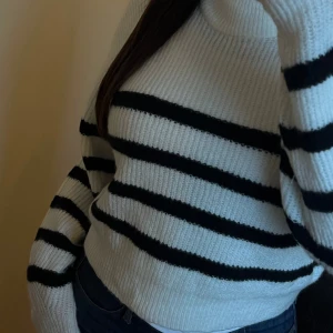 Randning stickad tröja  - En randig stickad tröja i storlek Xs ifrån Nelly.com Den är lite kort! Men skönt material. Aldrig använt då jag inte gillar längden på tröjan. Men annars är den fin👠❤️ (Frakten räknas med i priset) 