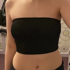 Svart tubtopp - Säljer min supersöta svarta tubtopp då den inte kommer till användning längre. Den är i perfekt skick💕