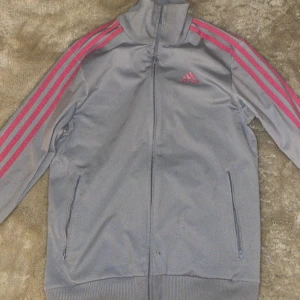 Adidas hoodie  - Adidas hoodie storlek S-M. Super fin och sällsynt i just denna färg kombination. Kan även tänkas mötas upp i Malmö.
