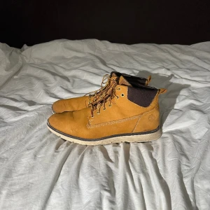 Timberland vinterskor - Ett par begagnade Timberland’s strl 45. Slitna men funkar bra! Säljs pga att de har växts ut!