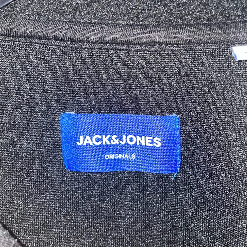 Säljer nu min svarta halfzip tröja från Jack&Jones i storlek m då jag vuxit ur den perfekt till vår, höst och vinter med ett fluffigt material utanpå men lent inuti. . Tröjor & Koftor.