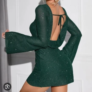 Parthea dress - Jättefin klänning från parthea. Endast använd en gång och sitter så fint. Lite kort på mig som är 176cm🥂 Kan mötas upp i karlstad!