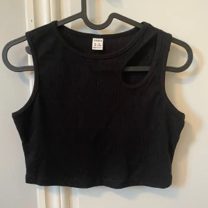 Topp - Svart topp med ett hål mid vänster axel, aldrig använd🖤