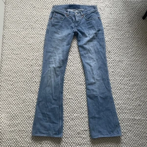 Lågmidjade utsvängda jeans  - Köpt secondhand men tyvärr för små, superbra skick💗står ingen storlek men skulle säga 34