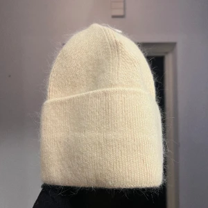 Beige tunn mössa  - Kasmirmix, jättesnygg och skön. 