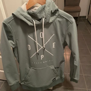 Skidset - Skidjacka, fleece samt skidjacka från Dope. Jackor storlek xs och i handskar s