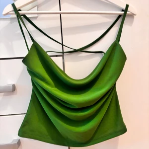 Linne Zara - Linne från Zara med korsade band i ryggen. Banden var väldigt långa från början så har sytt in cirka 3-4 cm på vardera sida. 