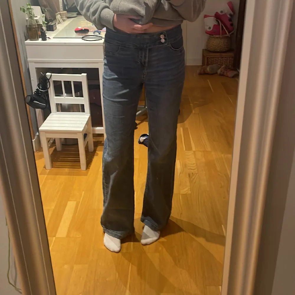 Skit snygga Jeans från hm. Jag är 165 och bär oftast xs/s. Säljer då de blivit för stora☺️ storlek 38 men passar nog fler så de är väldigt stretchiga, absolut bekvämaste jeansen jag någonsin haft🤩. Jeans & Byxor.
