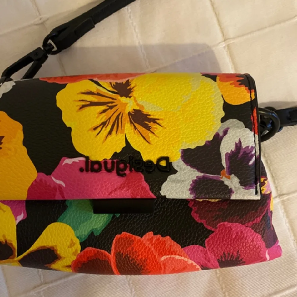 never used floral desigual bag. removeable and customizable strap. 2 pockets inside and one zipperable pocket on the back. Väskor.