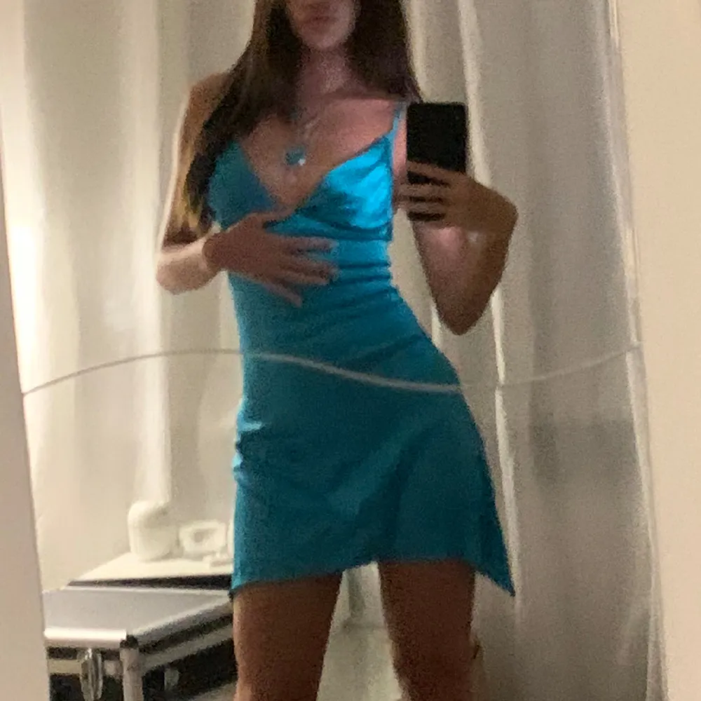 Säljer denna super fina blåa klänningen . Klänningar.