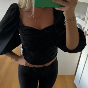 Svart topp  - Svart top från Gina Tricot. (Lånad bild) 🤍