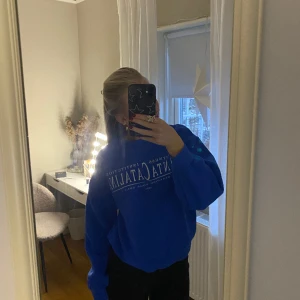 Sweatshirt  - Blå sweatshirt från Gina i bra skick. Kommer tyvärr inte till användning längre