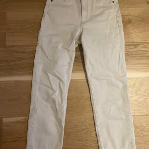 Beiga jeans - Beiga jeans från H&M. Bara använda 2 gånger, nyskick. Försmå därav säljer. Lite stretchigare material.