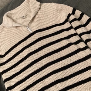 STICKAD TRÖJA - Säljer en svart/beige stickad tröja för 100kr.🤍