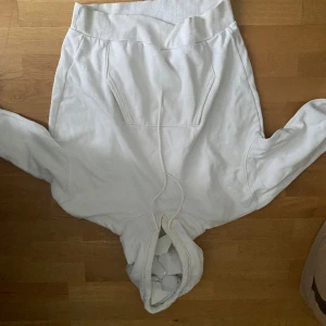 Vit hoddie  - Vit hoddie från ginatricot lätt o skön kan vara lite oversized så funkar även för Large 