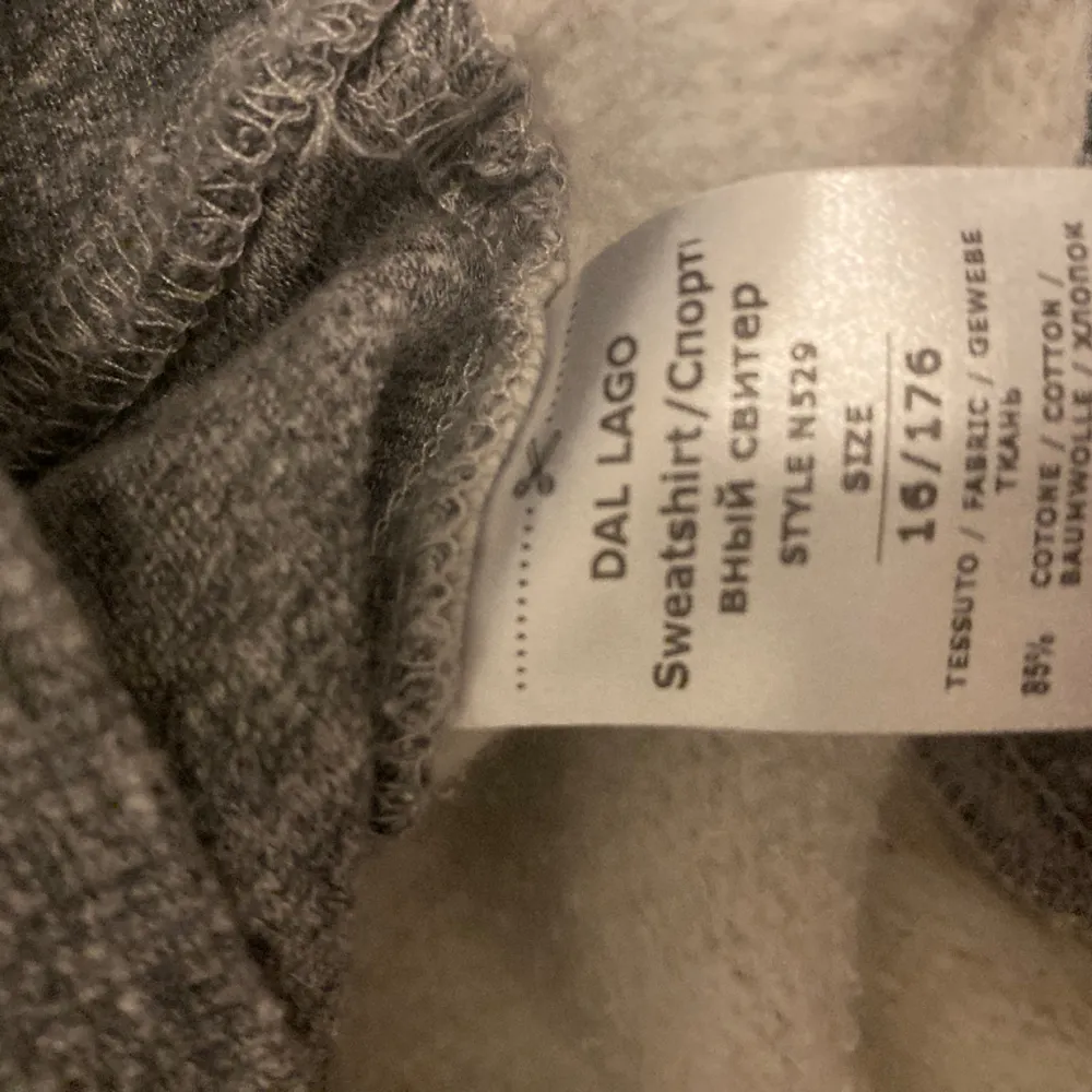 Mjuk sweatshirt från dallago, finns i storleken 176 motsvara typ Small. . Hoodies.