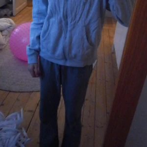 Grå hoodie  - En grå hoodie från Cubus. Helt oanvänd och i mycket bra skicka. Slutade andvända den då den var för stor. Storleken är L. Orginal priset var 300. Kan se lite skrynklig ut på bilden men det är inget permanent.