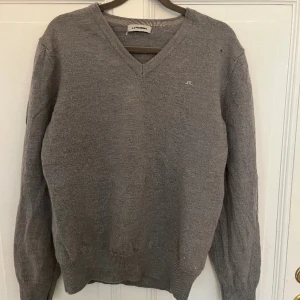 Stickad tröja - Fin stickad v-ringad stickad tröja från J.Lindeberg💗 använd ett fåtal gånger men har inga tecken på användning💗