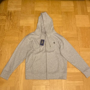 Polo Ralph Lauren tröja - En polo Ralph Lauren zip i storlek S ( passar perfekt för den som är 170cm lång ) säljer denna då den är lite för stor för mig och jag fick den som julklapp. Passar både till tjejer och killar!! Och skriv gärna om du har några frågor.