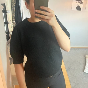 Stickad t-shirt - Säljer min jätte fina stickade t-shirt med lite puffärmar❤️