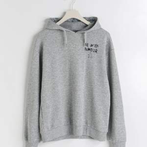 Jätte skön hoodie från Gina Young, kommer inte till användning längre, köpte den i somras och sen dess har jag använt den så mycket! Nypris: 250kr
