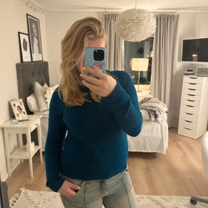 Turkos stikad tröja  - Välanvänd superfin turkos tröja utan defekter skriv för för fler bilder💕
