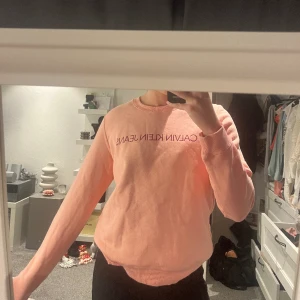 Calvin Klein tröja  - Fint skick. Använd enstaka gånger. Nypris: 1000kr