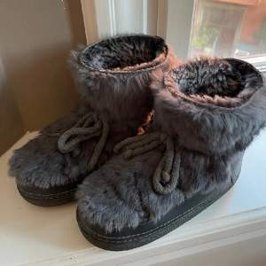 Säljer dessa mysiga och lite mer unika inuikii skorna med päls. Köpta på Plick för ungefär 1,5 år sedan.  De är i bra skick, det enda är att inläggssulorna är borttappade i flytten så det går att köpa eller använda dom utan som jag gjort och föredragit! 