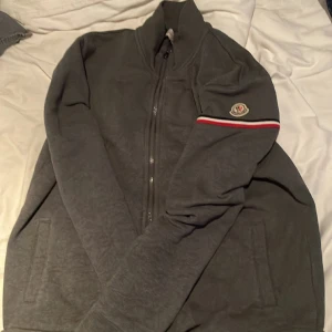 Moncler ziphoodie  - Moncler ziphoodie Digitalt kvitto finns Storlek: L Skick: 7/10 Pris: 1300kr
