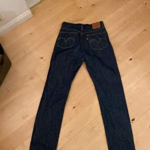 Levis jeans 501 som är jätte snygga och nästan helt oanvända,har bara använt 1 gång! Jätte bra skick!