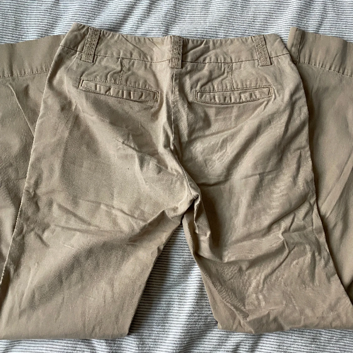 Lågmidjade beiga chinos - 90