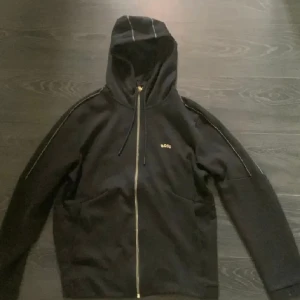 Hugo Boss Hoodie  - Hugo boss hoodie sparsamt använd. Har inga skador eller defekter 