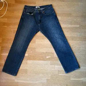 Vintage jeans i en fin blå färg. Jeansen är i bra skick och säljs pågrund av att att jag växt.